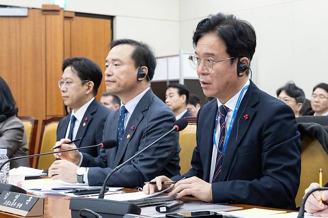 Minister of Employment and Labor Kim Young-hoon, far right, answers questions from lawmakers during a joint hearing at the National Assembly in Yeouido, western Seoul, on Dec. 31, 2025. The session addressed recent security breaches, unfair trade practices and labor conditions at e-commerce giant Coupang. [NEWS1]