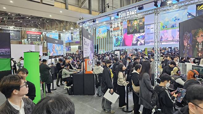 지스타 2025 경남공동관에 인파가 몰려 있다.&nbsp;