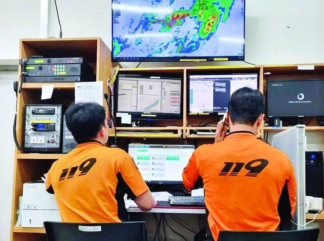 지난해 7월 집중호우 기간 충북 괴산소방서 대원들이 자체상황실에서 피해 신고를 접수하고 있다. 괴산소방서는 소방대원이 신고 내용을 입력하면 재난상황판이 자동으로 업데이트되는 자체상황실 운영 시스템을 구축해 업무에 활용하고 있다.   괴산소방서 제공