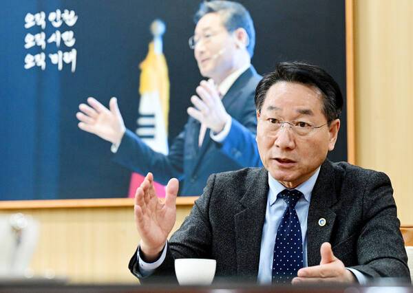 유정복 인천시장이 2026년 시정 방향 등을 설명하고 있다. 인천시 제공