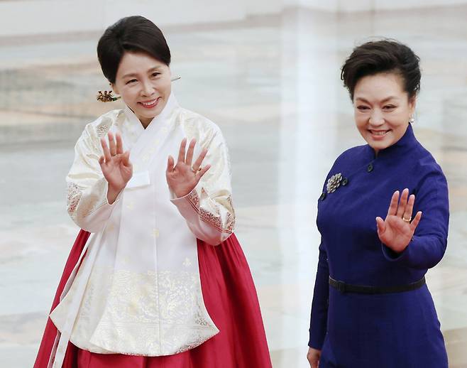 이재명 대통령과 함께 중국을 국빈방문한 김혜경 여사가 5일 베이징 인민대회당에서 열린 이재명 대통령 공식환영식이 끝난 뒤 중국 펑리위안 여사와 함께 어린이들을 향해 손 흔들고 있다. / 사진=연합뉴스