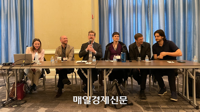 3일(현지시간) 미국 필라델피아에서 열린 전미경제학회 연차총회에서 연사들이 ‘AI와 의사결정의 경제학’ 세션에서 참가해 토론하고 있다. 왼쪽부터 치아러 파로내토 하버드대 교수, 피터 맥크로리 앤트로픽 수석 이코노미스트, 로버트 시먼스 뉴욕대 교수, 소니아 제프 마이크로소프트 리서치 수석 이코노미스트, 앤톤 코리넥 버지니아대 교수, 안드레아 구글리엘모 에어비앤비 이코노미스트. [사진=특별취재팀]