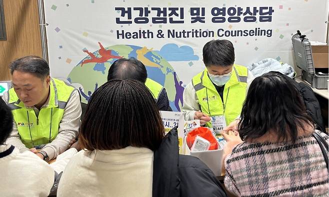 대한임상병리사협회 서울특별시회가 '서울 다함께 어울림 한마당' 행사에서 서울시 거주 내·외국인 주민 300여 명을 대상으로 건강검진 부스를 운영하는 모습. 
 대한임상병리사협회