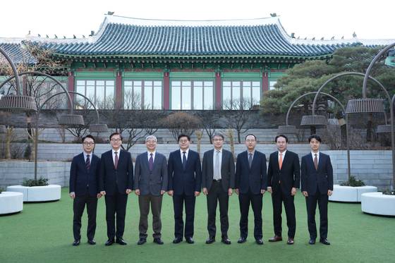 5일 동아시아연구원(EAI)이 서울신라호텔에서 개최한 ‘한국의 주변국 외교 및 대북 전략 콘퍼런스’에 참석한 전문가들이 기념사진을 촬영하고 있다. 왼쪽부터 박원곤 이화여대 교수, 신범식 서울대 교수, 조영남 서울대 교수, 전재성 EAI 원장, 손열 연세대 교수, 장세호 국가안보전략연구원(INSS) 지역전략연구실장, 전병서 중국 경제금융연구소장, 안경모 국방대 교수. [사진=EAI 제공]