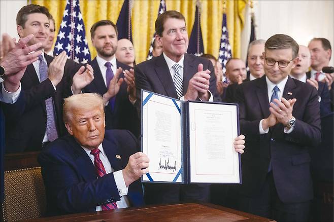 지니어스 법안에 서명한 도널드 트럼프 미국 대통령. (UPI=연합뉴스)
