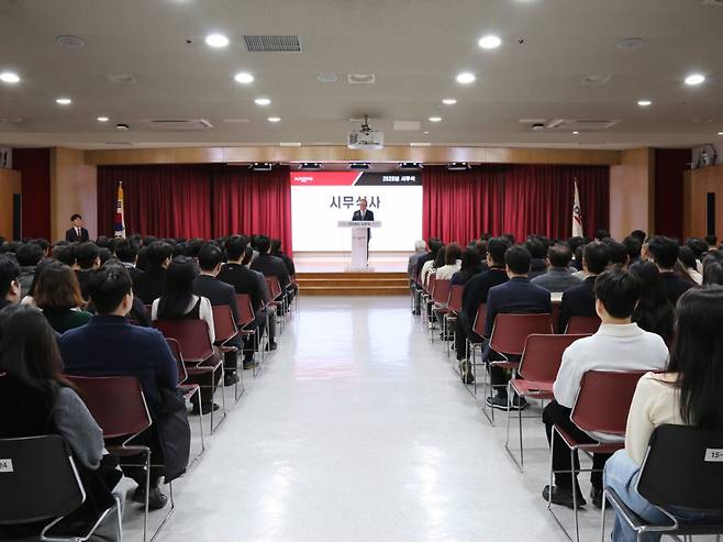 일동제약그룹이 5일 서울 서초구 본사와 전국 주요 사업장에서 지주사 및 계열사 임직원들이 참석한 가운데 2026년도 시무식을 거행했다. 일동제약그룹은 금년도 경영 방침을 지난해에 이어 ‘ID 4.0, 경쟁 우위 성과 창출’로 내세우고 △매출 및 수익 성과 창출 △신성장 동력 확보와 지속 가능 사업 체계 구축 등 2대 세부 지표를 설정했다./사진=일동제약