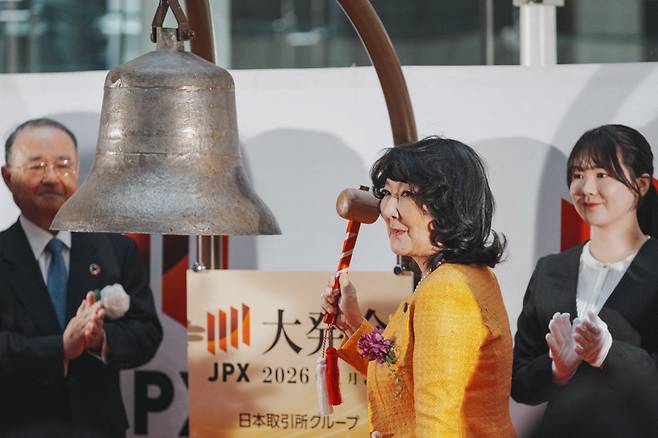 가타야마 사츠키 재무상이 5일 도쿄증권거래소에서 열린 올해 첫 거래 기념 행사에 참석해 종을 치고 있다./AFPBBNews=뉴스1