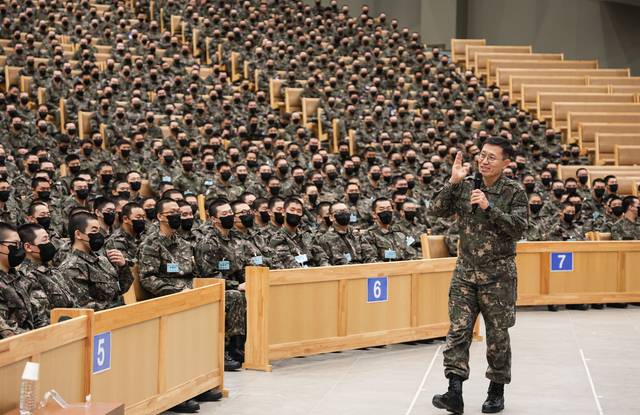 김규하 육군참모총장이 5일 오후 충남 논산 육군훈련소에서 현재 교육을 받고있는 훈련병을 대상으로 군 복무의 의미와 가치에 대해 정신전력교육을 하고 있다. 육군 제공