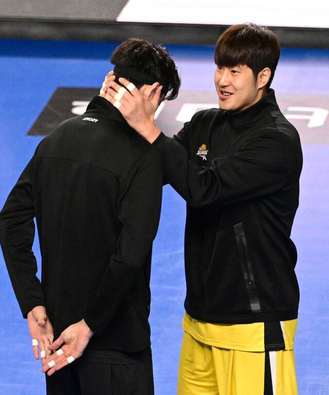 경기 전 KB손해보험 박상하와 현대캐피탈 정태준이 이야기를 하고 있다 / 한국배구연맹(KOVO)