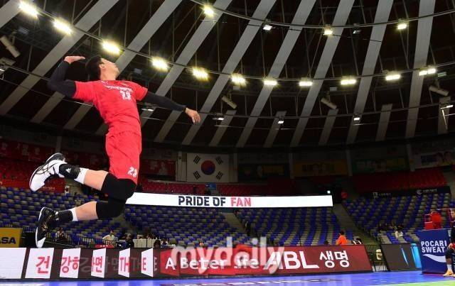 경기 전 가장 먼저 코트에 나와 훈련을 시작하는 한국전력 신영석. / 한국배구연맹(KOVO)