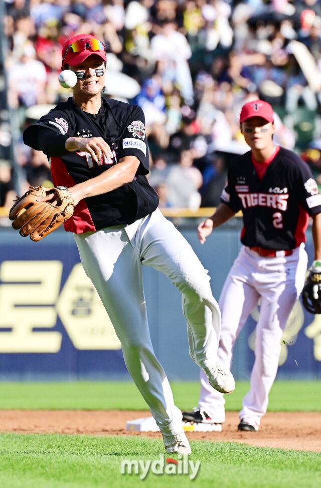29일 오후 서울 잠실야구장에서 진행된 '2025 프로야구 KBO리그' KIA-LG의 경기. 기아 김규성이 2회말 문성주의 타구를 잡아 1루로 송구하고 있다./마이데일리