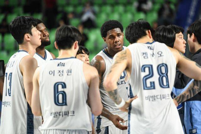 네이던 나이트와 소노 선수들/KBL