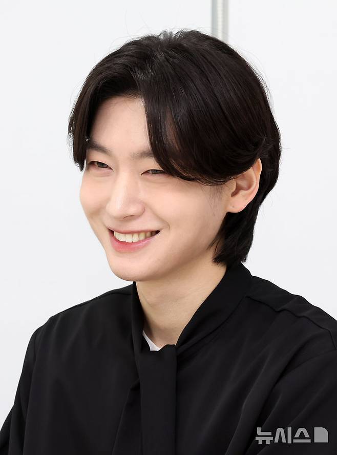 [서울=뉴시스] 배훈식 기자 = 가수 김용빈이 19일 오후 서울 강남구의 한 빌딩에서 뉴시스와 인터뷰하고 있다. 2025.12.19. dahora83@newsis.com