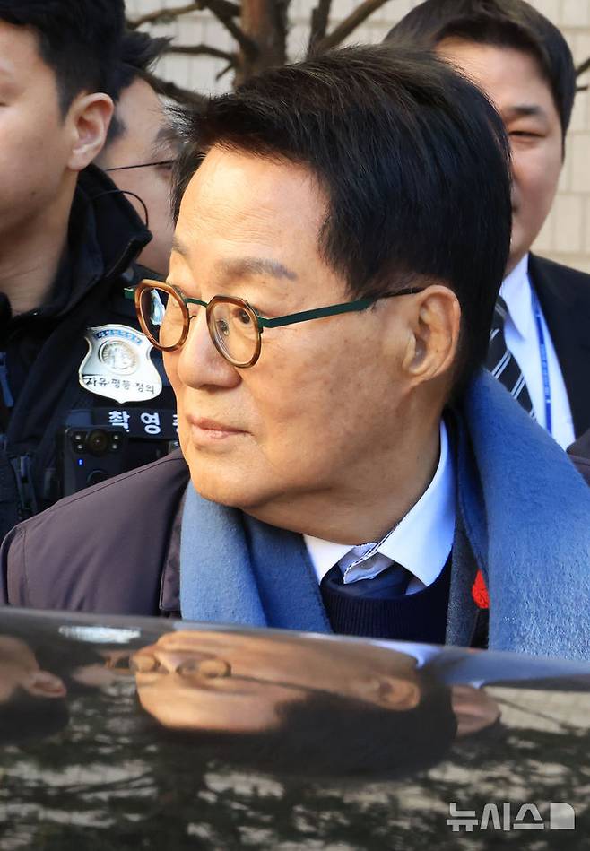 [서울=뉴시스] 정병혁 기자 = '서해 공무원 피격 사건' 은폐 시도 및 '월북몰이' 혐의로 재판에 넘겨진 박지원 전 국가정보원장이 26일 서울 서초구 서울중앙지방법원에서 선고기일을 마친 뒤 법원을 나서고 있다.이날 서울중앙지법 형사합의25부(부장판사 지귀연)는 26일 서훈 전 청와대 안보실장, 박지원 전 국가정보원장, 서욱 전 국방부 장관, 김홍희 전 해양경찰청장, 노은채 전 국정원장 비서실장에게 무죄를 선고했다. (공동취재)  2025.12.26. photo@newsis.com