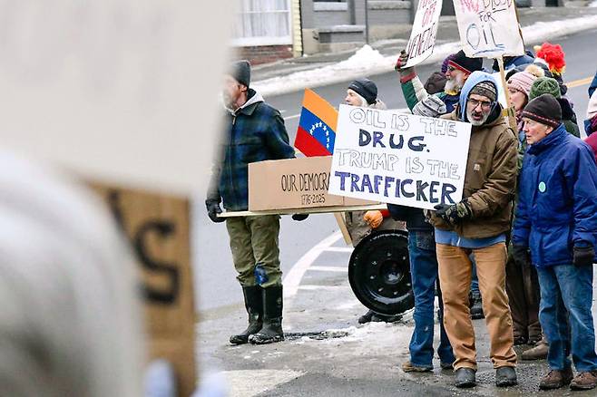 [브래틀버러=AP/뉴시스] 4일(현지 시간) 미국 버몬트주 브래틀버러에서 손팻말을 든 시위대가 이 베네수엘라에 대한 미국의 공격에 항의하는 시위를 하고 있다. 2026.01.05.