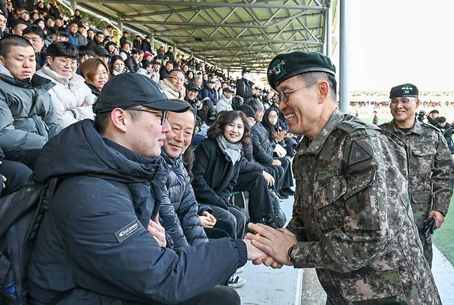 [서울=뉴시스]  5일 오후 충남 논산 육군훈련소에서 열린 새해 첫 입영식에서 김규하(대장) 육군참모총장이 환영인사 후 입영장정들을 격려하는 모습. (사진=육군 제공) 2026.01.05. photo@newsis.com *재판매 및 DB 금지