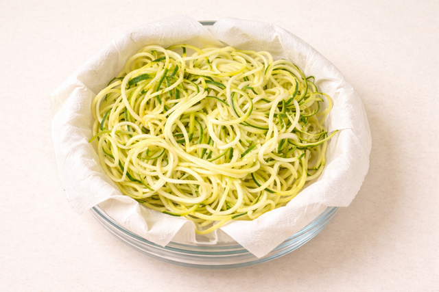 주키니와 당근 등을 국수처럼 길게 깎아 만든 ‘채소면’은 비타민과 무기질이 풍부하다. 사진은 기사의 내용을 바탕으로 생성함. Chat GPT