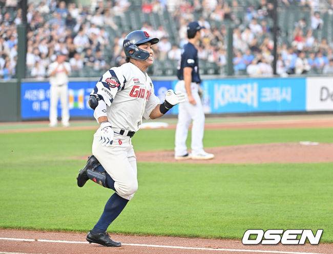 [OSEN=부산, 이석우 기자] 8일 부산 사직야구장에서 2025 신한 SOL 뱅크 KBO 리그 롯데 자이언츠와 두산 베어스의 경기가 열렸다. 홈팀 롯데는 홍민기가, 방문팀 두산은 최민석이 선발 출전했다.롯데 자이언츠 황성빈이 부상 복위 후 선발 출전해 1회말 유격수 왼쪽 내야 안타를 치고 1루로 쇄도하고 있다. 2025.07.08 / foto0307@osen.co.kr