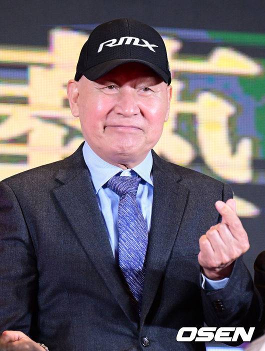 [OSEN=지형준 기자] 20일 오후 서울 강동구 고덕동 스테이지28에서 신영균예술문화재단 제12회 아름다운예술인상 시상식이 열렸다.배우 안성기가 기념촬영을 하며 미소짓고 있다. 2022.10.20 /jpnews@osen.co.kr