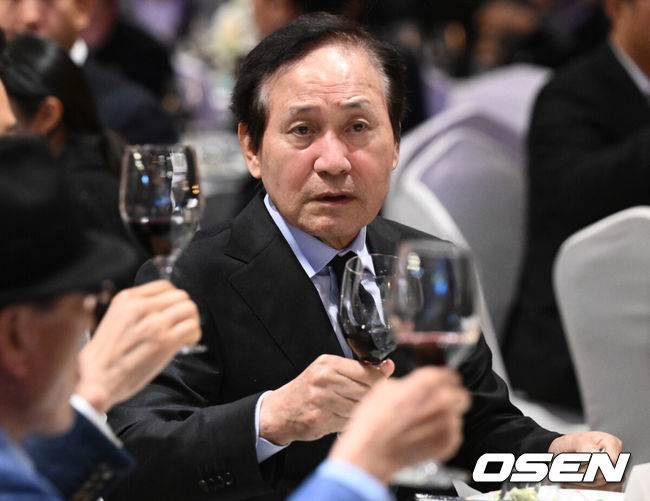 [OSEN=조은정 기자] 제13회 아름다운예술인상 시상식이 24일 서울 강동구 스테이지 28에서 열렸다.배우 안성기가 건배를 하고 있다. 2023.10.24 /cej@osen.co.kr