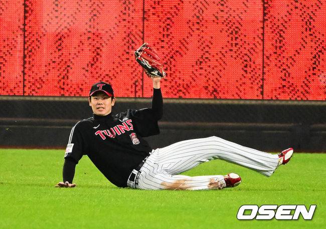 [OSEN=대전, 지형준 기자] 29일 대전시 중구 부사동 대전한화생명볼파크에서 2025 신한 SOL Bank KBO리그 포스트시즌 한국시리즈 3차전 한화 이글스와 LG 트윈스의 경기가 진행됐다.이날 경기에 한화는 폰세를, LG는 손주영을 선발투수로 내세웠다. 6회말 무사에서 LG 홍창기가 한화 리베라토의 안타성 타구를 처리하고 있다. 2025.10.29 /jpnews@osen.co.kr