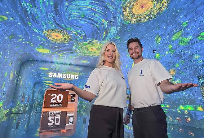 삼성전자 모델이 미국 라스베이거스에서 열리는 세계 최대 전자 전시회 'CES 2026'에 마련된 윈호텔 삼성전자 단독 전시관에서 대형 터널 형태의 'AI 갤러리'를 소개하고 있다.(사진=삼성전자)