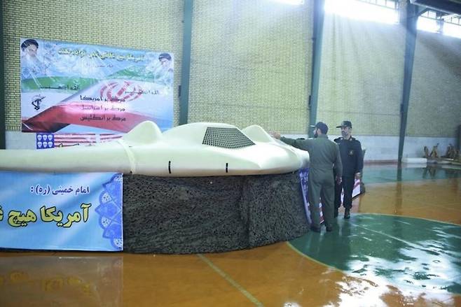 지난 2011년 12월 이란 혁명수비대 대원들이 알려지지 않은 한 장소에서 자신들이 포획한 RQ-170 스텔스 무인기를 살피고 있다. 세계일보 자료사진