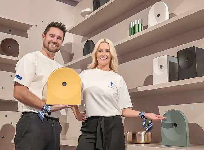 모델이 미국 라스베이거스에서 열린 ‘CES 2026’에 마련된 윈호텔 삼성전자 단독 전시관에서&nbsp;와이파이 스피커 신제품 ‘뮤직 스튜디오’를&nbsp;소개하고 있다. 삼성전자 제공