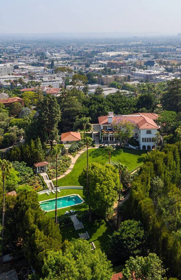 안젤리나 졸리가 2016년 자녀들과 살기 위해 구매한 미국 LA 저택. 온라인 커뮤니티