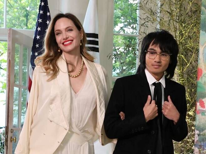 미국 할리우드 배우 앤젤리나 졸리와 장남 매덕스가 2023년 한미 정상 국빈만찬에 참석하기 위해 워싱턴DC 백악관에 들어서고 있다. 로이터·연합