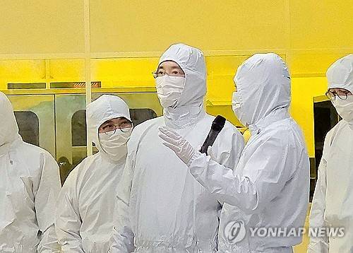 (서울=연합뉴스) 이재용 삼성전자 회장이 22일 삼성전자 기흥캠퍼스 내 첨단 복합 반도체 연구개발(R&D) 센터인 NRD-K 클린룸 시설을 살펴보고 있다. 2025.12.22 [삼성전자 제공. 재판매 및 DB 금지] photo@yna.co.kr