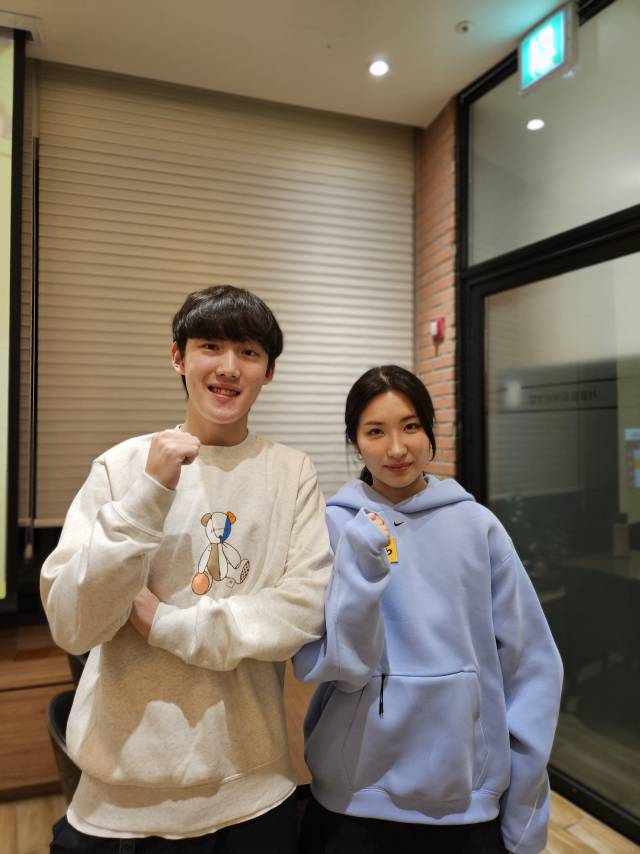 2월 밀라노·코르티나담페초 동계올림픽 출전을 앞두고 주먹을 쥐어 보이는 임종언(왼쪽)과 김길리.