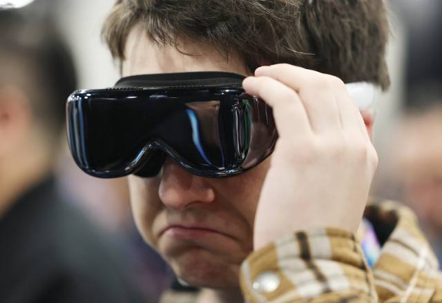 4일(현지시간) 미국 네바다주 만달레이베이 컨벤션센터에서 열린 'CES 2026 언베일드'에서 한 관람객이 웨어러블 안경을 시연하고 있다. 연합뉴스