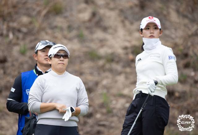 동반 라운드를 하고 있는 신지애(왼쪽)와 황유민. 사진 제공=KLPGA
