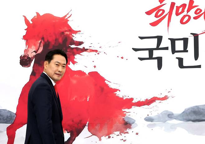 장동혁 국민의힘 대표가 1월5일 국회에서 열린 야당탄압가짜뉴스감시특별위원회 임명장 수여식 및 제1차 전체 회의에 입장하고 있다. ⓒ 연합뉴스