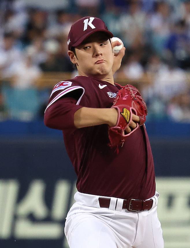 지난해 신인드래프트 전체 1순위로 지명된 키움 정현우의 2026년은 팀과 본인 모두에게 중요하다. 그가 선발진의 한 축을 맡아주면 키움에는 큰 힘이 된다. 뉴시스