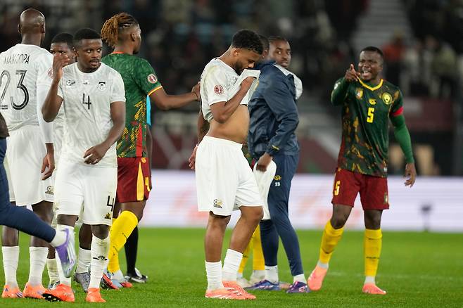 모로코 라바트에서 열린 2025 아프리카 네이션스컵 16강전에서 카메룬에 패한 뒤 아쉬워하는 남아프리카공화국 공격수 라일 포스터. AP