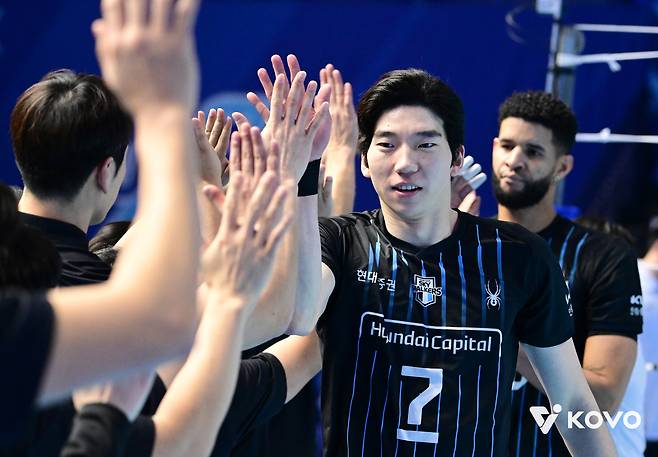 현대캐피탈 허수봉이 4일 대한항공전을 준비하며 팀 동료들과 하이파이브하고 있다. KOVO 제공