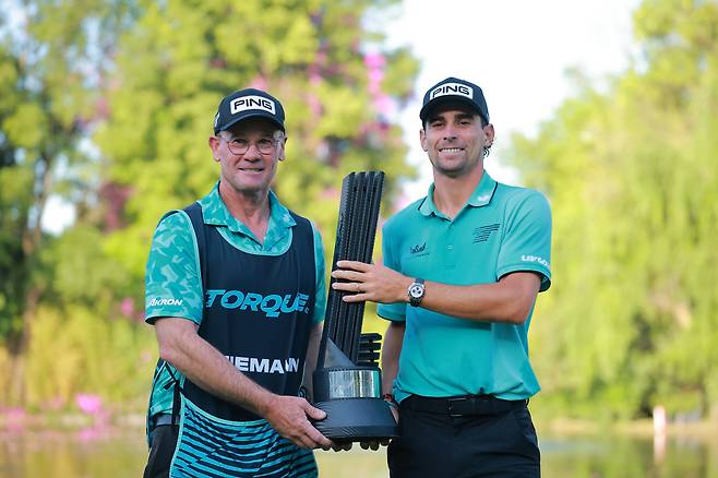 호아킨 니만(오른쪽)이 지난해 4월 LIV 골프 멕시코 대회에서 우승한 뒤 캐디인 게리 매슈스와 함께 트로피를 들고 기념촬영하고 있다. 게티이미지코리아