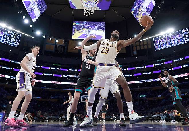 LA 레이커스 르브론 제임스가 5일 멤피스전에서 리바운드를 잡고 있다. AFP연합뉴스