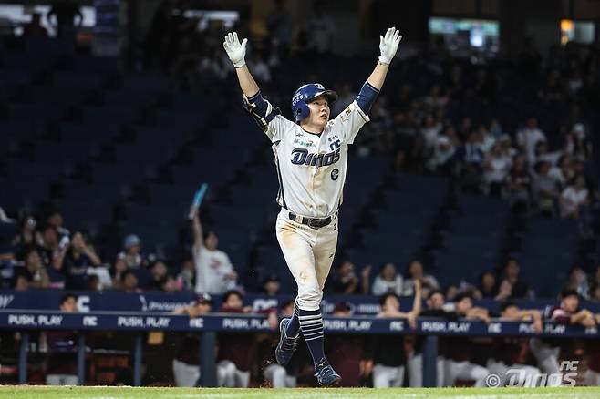 ▲ 홈런 타구를 바라보며 환호하는 NC 박민우. ⓒ NC 다이노스