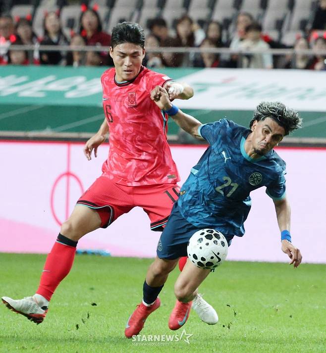 한국 축구 국가대표팀이 지난해 10월 14일 서울월드컵경기장에서 파라과이 대표팀과 친선경기를 벌였다.  박진섭이 파라과이 마르티네스와 몸싸울을 하고 있다. /사진=김진경 대기자