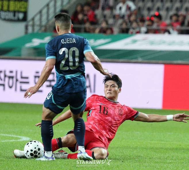 한국 축구 국가대표팀이 지난해 10월 14일 서울월드컵경기장에서 파라과이 대표팀과 친선경기를 벌였다.  박진섭이 파라과이 오제다의 역습을 태클로 저지하고 있다. /사진=김진경 대기자