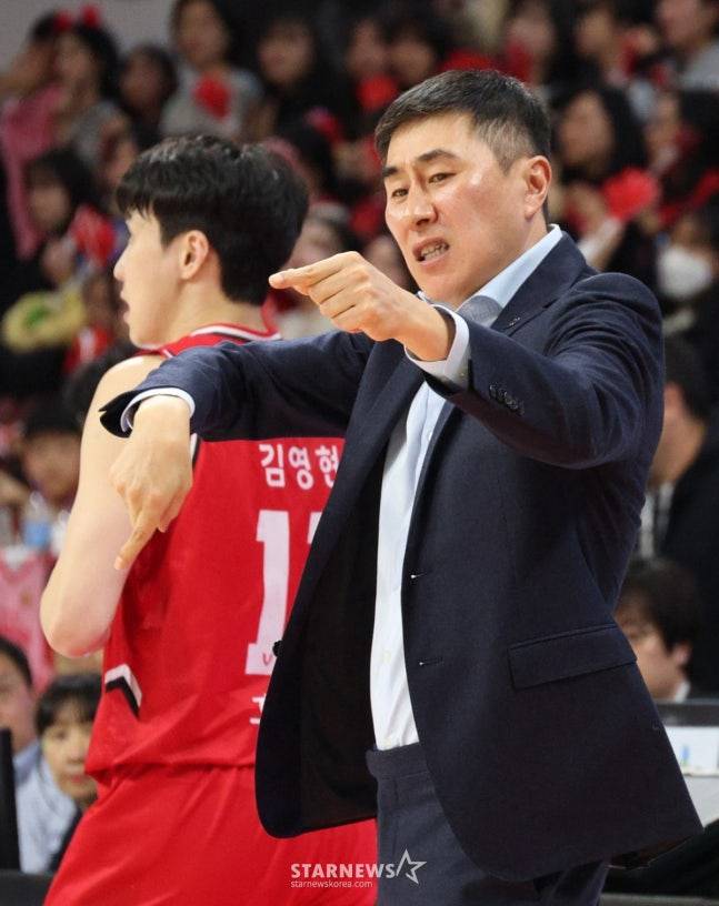 4일 정관장전 도중 작전 지시를 하고 있는 이상민 감독. /사진=김진경 대기자