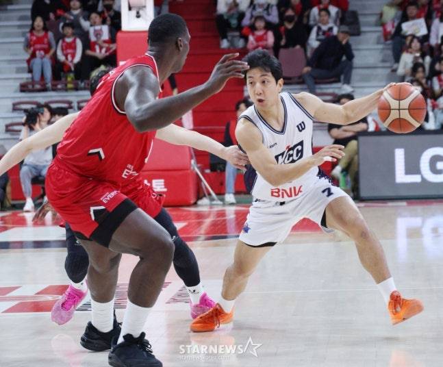 허훈(오른쪽). /사진=김진경 대기자