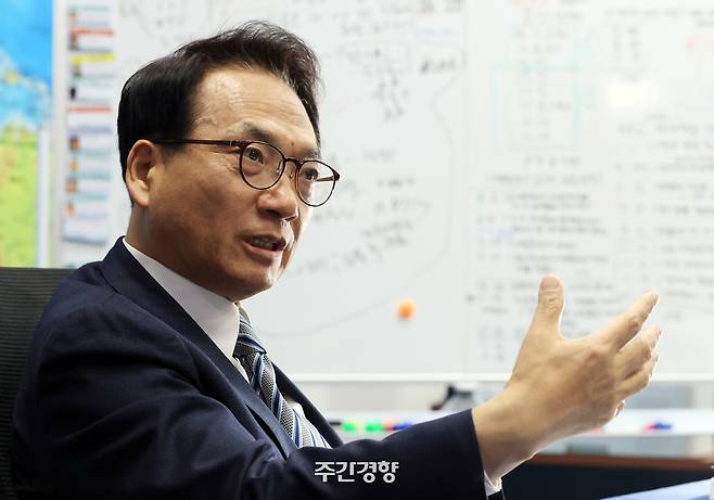 박선원 더불어민주당 의원이 지난해 12월 30일 국회 의원회관에서 주간경향과 인터뷰를 하고 있다. 서성일 선임기자