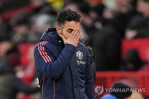 맨체스터 유나이티드는 5일(한국시간) 구단 공식 홈페이지를 통해 후벵 아모림 감독과 결별했음을 발표했다. 지난 2024년 11월 맨유 지휘봉을 잡은 아모림 감독은 재임 기간 동안 선수 영입에만 2억 5000만 파운드(약 4870억원)를 지출했지만 63경기에서 단 24승만을 거두며 1971년 이후 맨유 사령탑 역대 최저 승률을 기록했다. 이번 시즌에도 프리미어리그 6위에 자리해 좀처럼 반등의 기미가 보이지 않자 맨유는 계약 기간과 잔여 일정이 남아 있음에도 아모림 감독과 결별하기로 결정했다. 연합뉴스