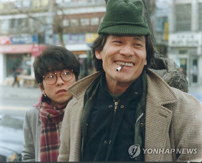 1984년 개봉한 영화 '고래사냥'에서 거지 '민우'를 연기한 안성기(오른쪽) [영상자료원 제공. 재판매 및 DB 금지]