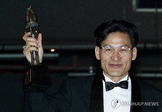 '국민 배우' 안성기 별세 (서울=연합뉴스) 지난 1994년 서울 중구 국립극장 대극장에서 열린 제32회 대종상 영화제에서 '투캅스'로 남우주연상을 수상한 뒤 트로피를 들어 보이는 안성기. 2026.1.5 [연합뉴스 자료사진] photo@yna.co.kr