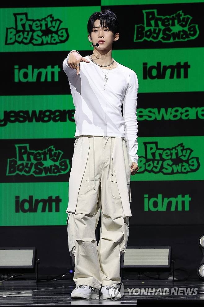 포즈 취하는 김도훈 (서울=연합뉴스) 강민지 기자 = 5일 서울 용산구 블루스퀘어 SOL트래블홀에서 열린 그룹 아이덴티티 유닛 예스위아 쇼케이스에서 김도훈이 포즈를 취하고 있다. 2026.1.5 mjkang@yna.co.kr
